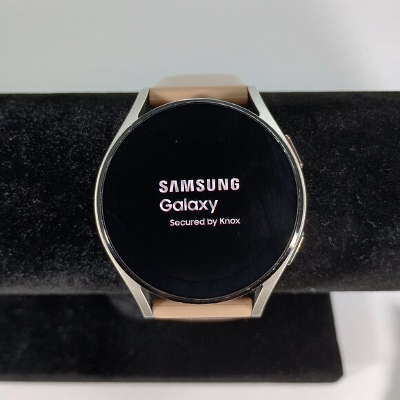 Samsung Galaxy Watch4 (40mm) LTE (UNLOCKED) Smartwatch Tan/Silver SM-865 - Picture 1 of 16